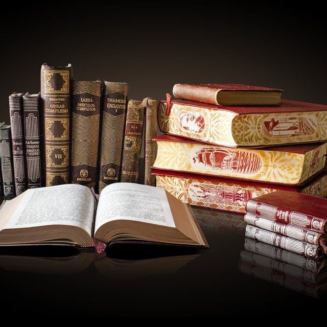 Books Magazines Novels 📖